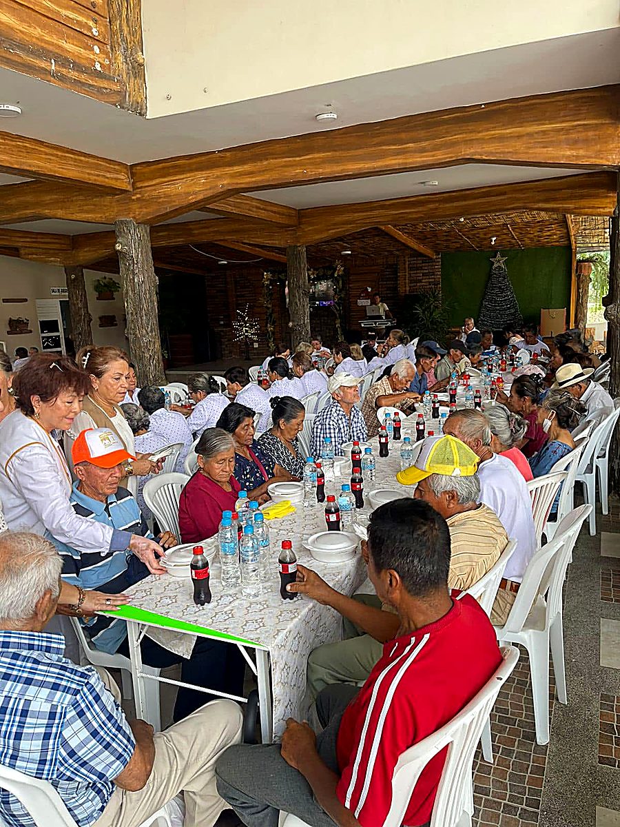 Personas mayores compartiendo una comida durante un encuentro de la fundación