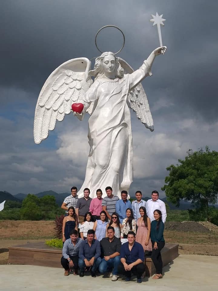 Voluntarios y amigos de FUNADELÁN reunidos al pie del monumento del Ángel