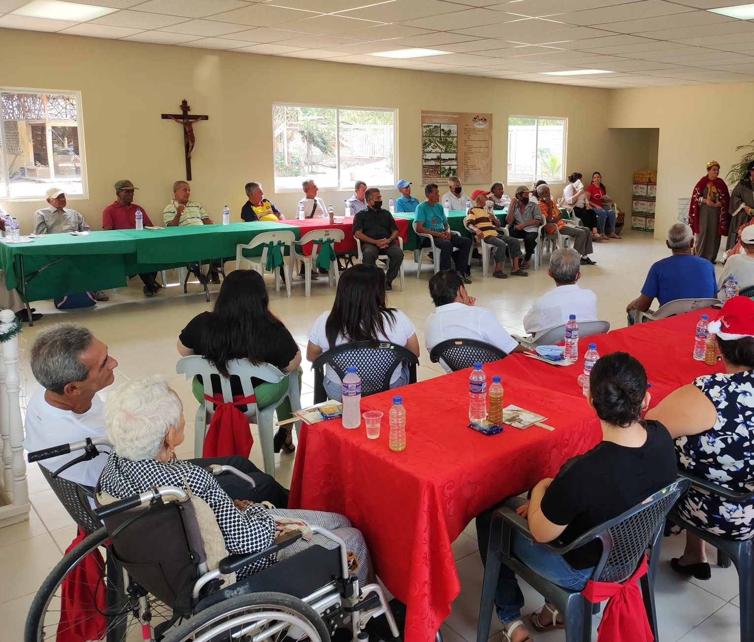 Adultos mayores, familias y voluntarios de FUNADELÁN reunidos en el Centro Diurno Ángeluz