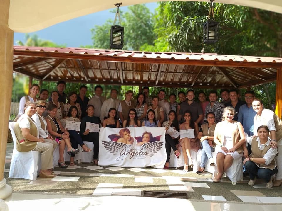 Socios, voluntarios y directivos de FUNADELÁN reunidos tras la entrega de certificados